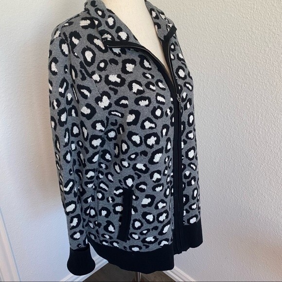 Rachel Zoe Black Silver Gray Animal Print Zip Front 2 Pocket Sweater Jacket M - Picture 1 of 14